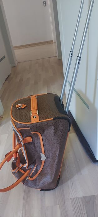 Walizka na kółkach i torebka Guess komplet