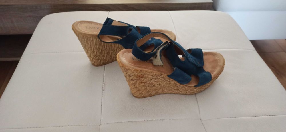 Zamszowe buty na paski Lasocki