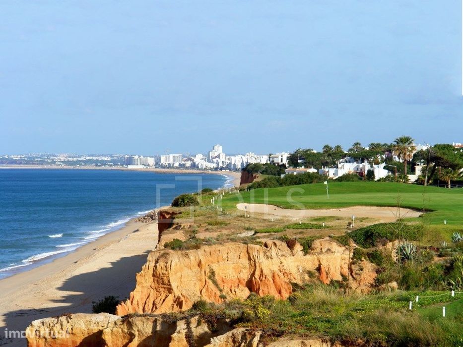 Loja inserida em novo empreendimento em Tavira