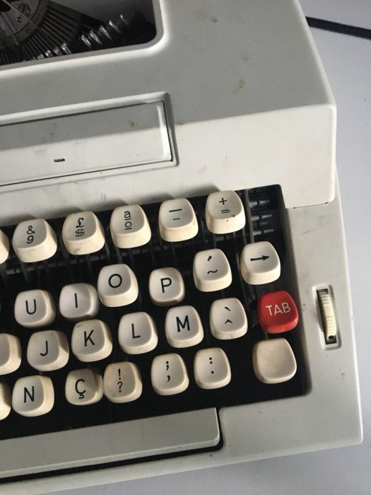 Máquina de escrever LOGIKA 3002