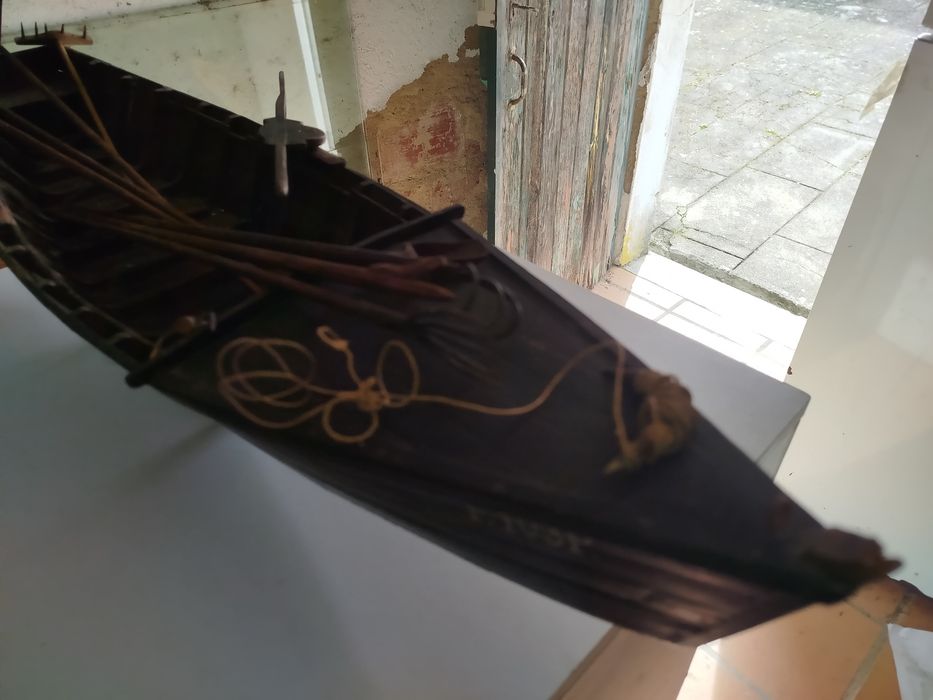 Grande e detalhado modelo de barco Avieiro com ferramentas de pesca.