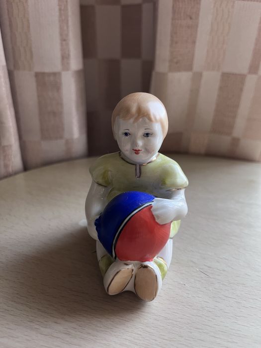 Статуетка Дівчинка з мʼячем Девочка с мячом