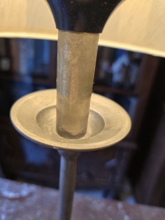 Stara lampka na stalowej nodze