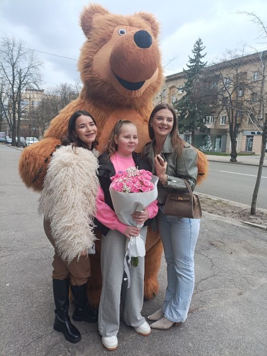 Ми приходимо з привітаннями,обіймами та гарним настроєм.