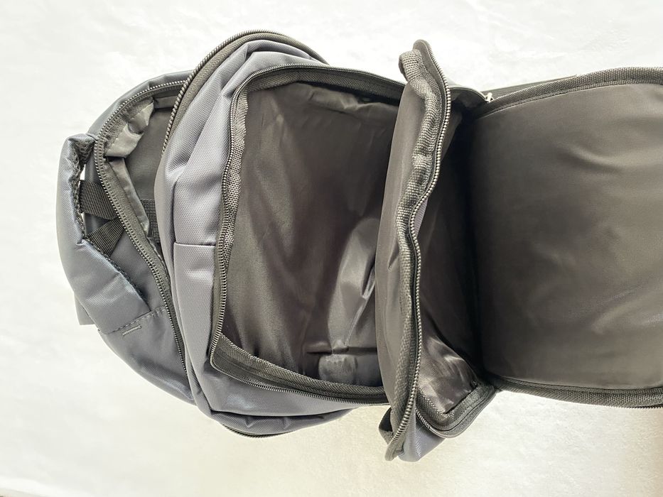 Mochila com 4 bolsas de arrumação, bolsas laterais, almofada e ajustáv