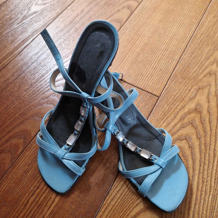 Sandałki skórzane na obcasie