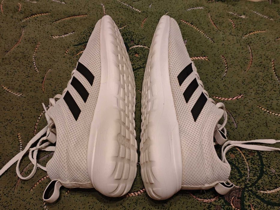 Кроссовки Adidas (оригинал) фирменные размер-43,5 стелька- 27,5-28см.