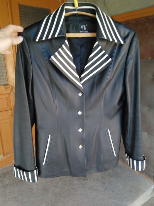 Женская кожаная куртка (мягкая кожа с приятным запахом)