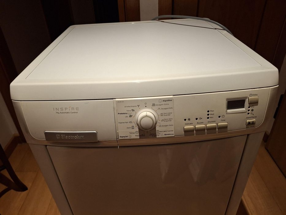 Máquina de secar roupa, funcional, mas com avaria