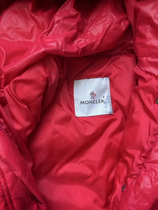 Czerwony puchowy plaszcz Moncler