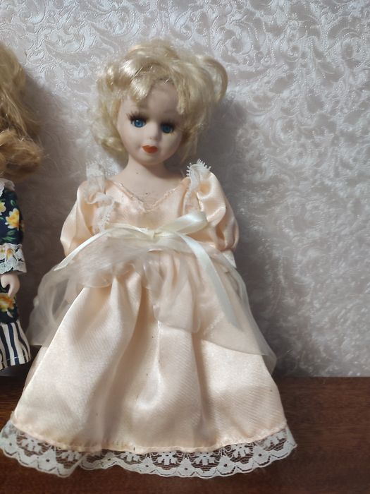 Продаю  2 фарфоровые куклы.