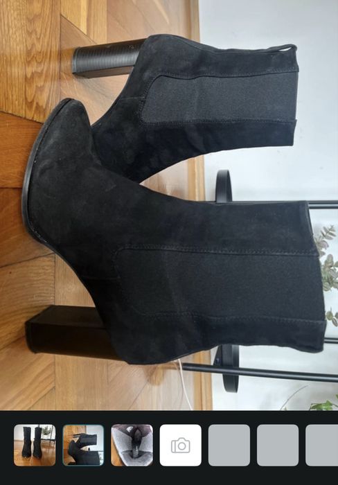 Zamszowe botki na słupku