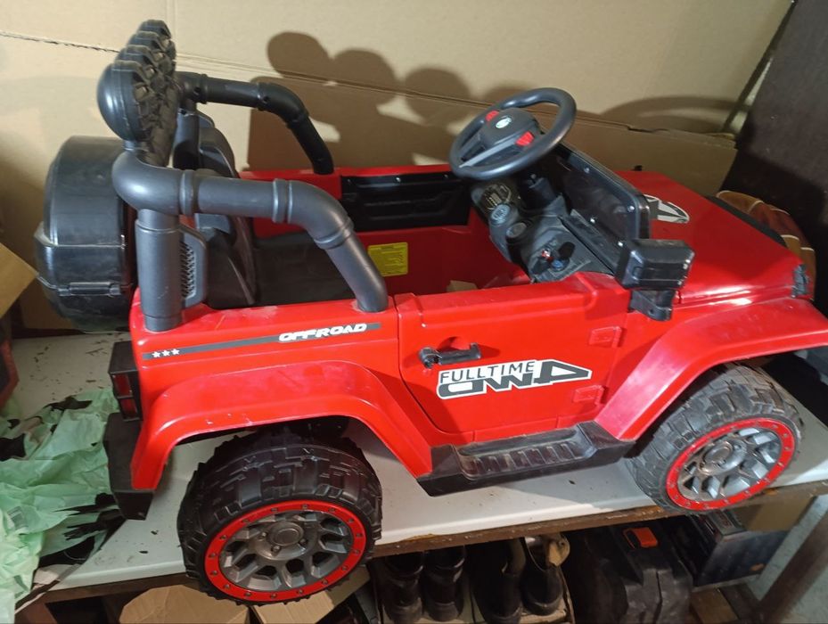 Детячий електромобіль з пультом керування