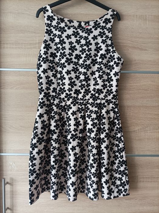 Różowa sukienka w czarne kwiat, rozkloszowany dół