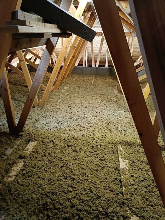 Ocieplanie wełną skalną mineralną wdmuchiwaną, izolacja poddasza, dmuchanie skalną szklaną, termoizolacja domu, naprawa ocieplenia, jak celulozą