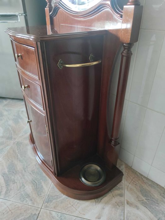 Móvel de entrada com espelho e bengaleiro (Estilo Classico)