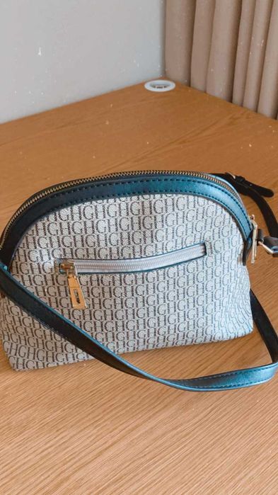 Bolsa em pele gravada tiracolo muito bonida e diferente como nova