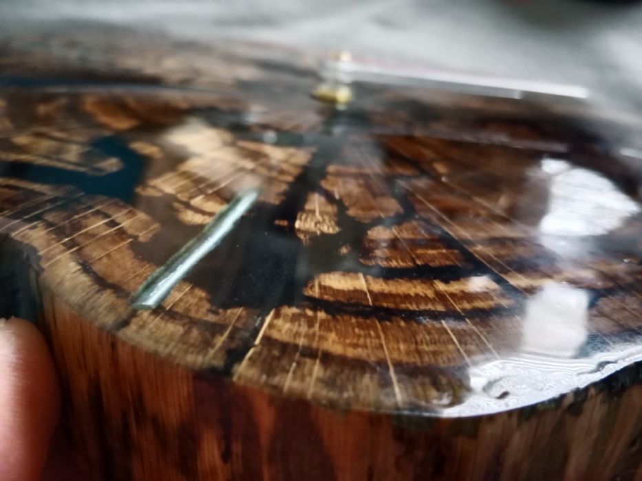 Zegar ścienny z plastra dębu.