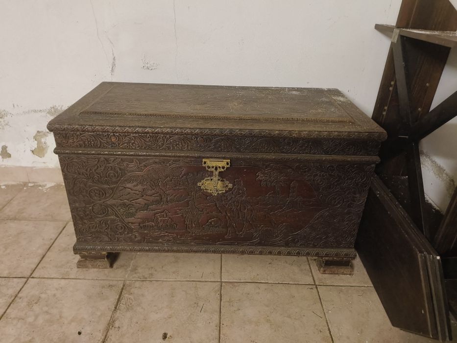 Baú/arca antiga de madeira maciça