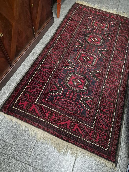 Tapete Persa Tribal Baluch - Tecido à Mão (Vermelho e Preto)