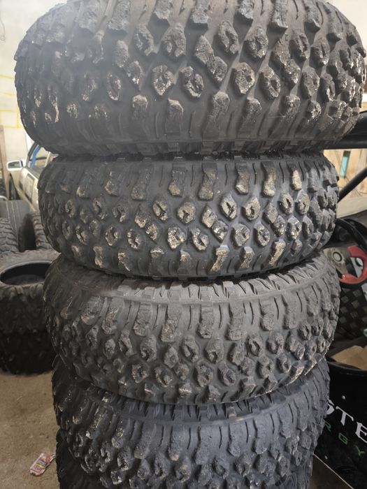 Vendo pneus 32x10r15 ou 32x10r16 ou 30x10.r15 ou 255x75r15 ou 30x10r14