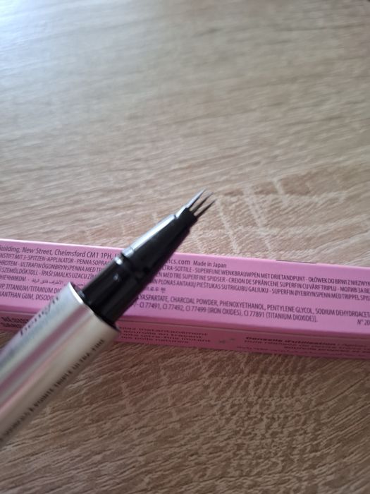 Benefit Mighty Fine Brow Pen - precyzyjny pisak do brwi