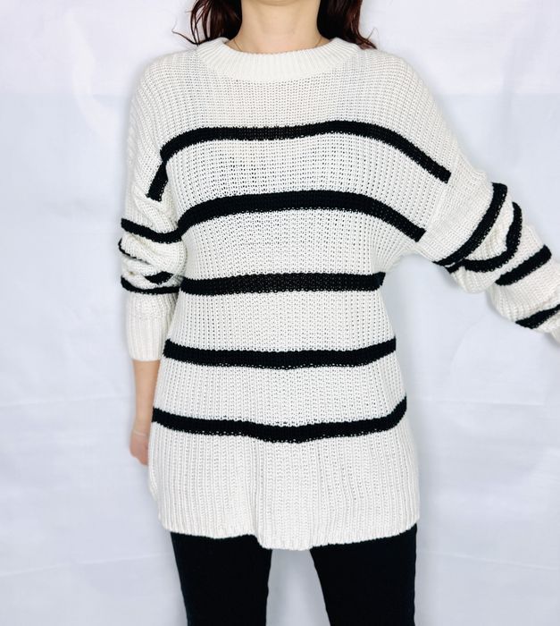 Biały sweter w czarne pasy o luźnym splocie L 40