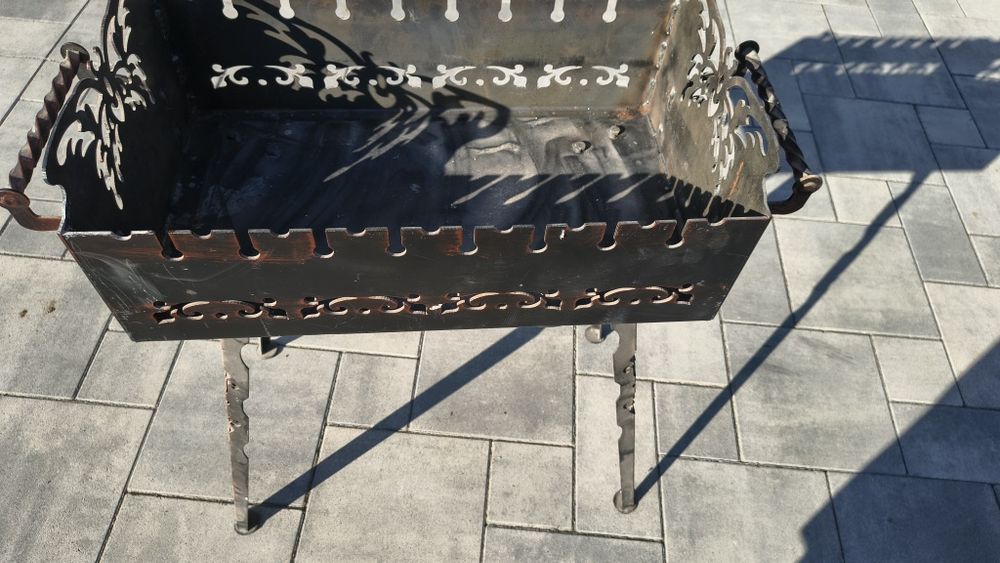 Piekny nie uzywany zdobiony nietypowy grill weglowy z grubej blachy 3m