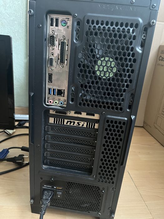 Komputer stacjonarny z monitorem