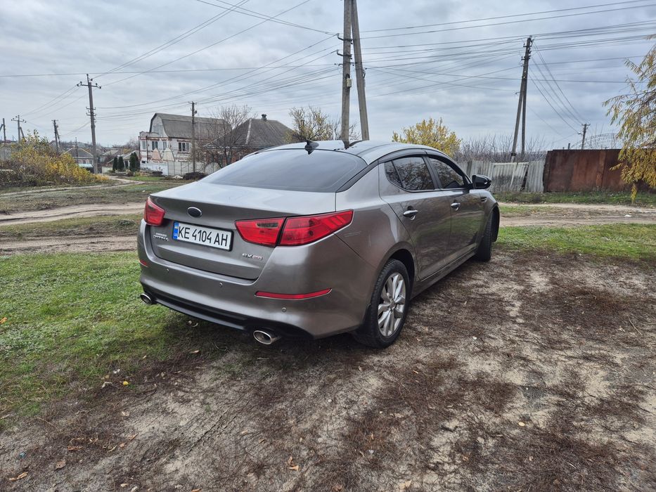 Розгляну обмін на нерозмитнений мінібус пасажир, бажано "Long" та не "ДРОВА"- Т5, Трафік, Віваро з вашею доплатою. 
Кіа оптіма сша 2014р. Двигун 2.4 GDI. Встановленно додатково газове обладнення,в тех паспорт вписано. Безключьовий доступ. Кнопка START/STOP. Панорама, підігрів всіх седінь,обдув передніх седінь та електроне керування,  пам'ять водійського седіння, підігрів керма, підігрів та складання бічних дзеркал, атоматичне закриття вікон при постановці на охорону, салон еко-кожа + алькантара. Двухзонний клімат,кондиціонер,задній парктронік та камера, подвійний вихлоп, майже свіже тонування вікон. По машині робив заміну датчика відводу картерних газів,замінена права подушка двигуна, рульові тяги,стойки стабілізації передні,, обводна муфта геніратора та ремінь, плавуючий сальник задньої цапфи. Масло та фільтри мінялися вчасно. 
Торг біля копота.