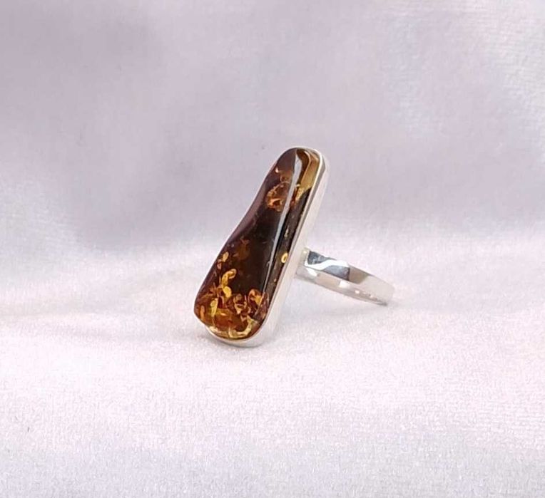 Srebrny pierścionek z bursztynem