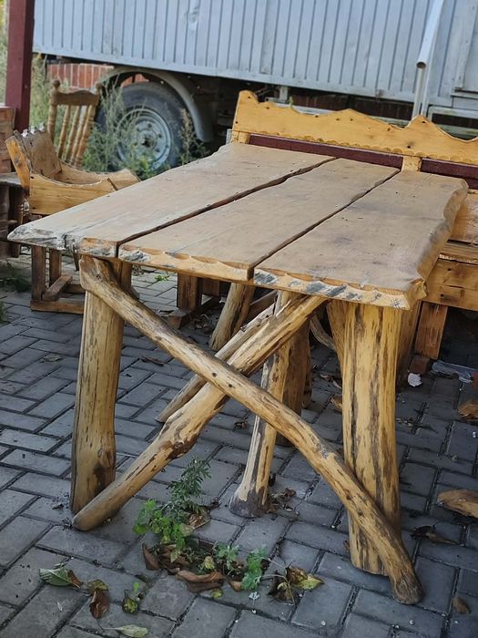 Solidny stół biesiadny
