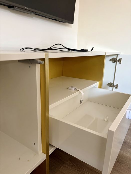 Movel tv branco e dourado