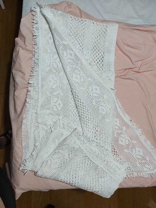 Toalha de mesa em renda, debroada com cadilhos