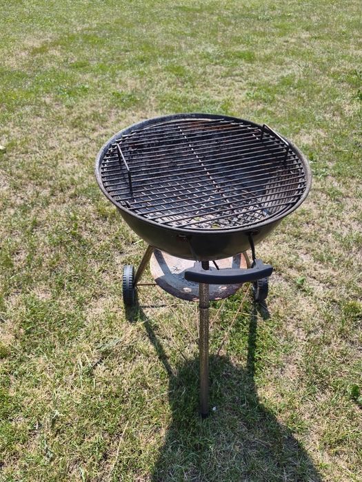 Grill ogrodowy z przykrywką