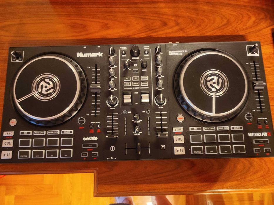 Kit DJ completo – Numark Mixtrack Pro FX + acessórios