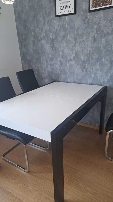 Stół lakierowany