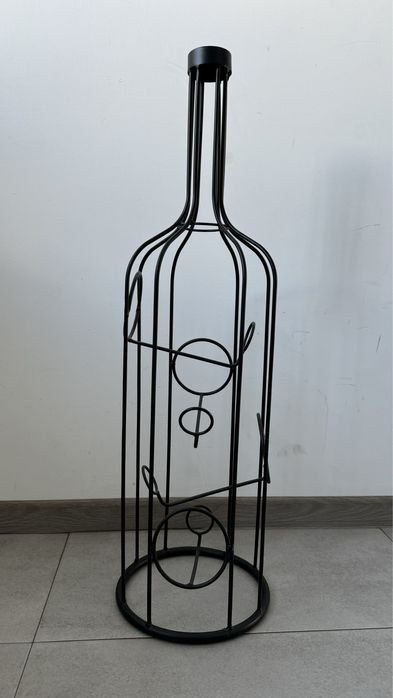Metalowy stojak na wino
