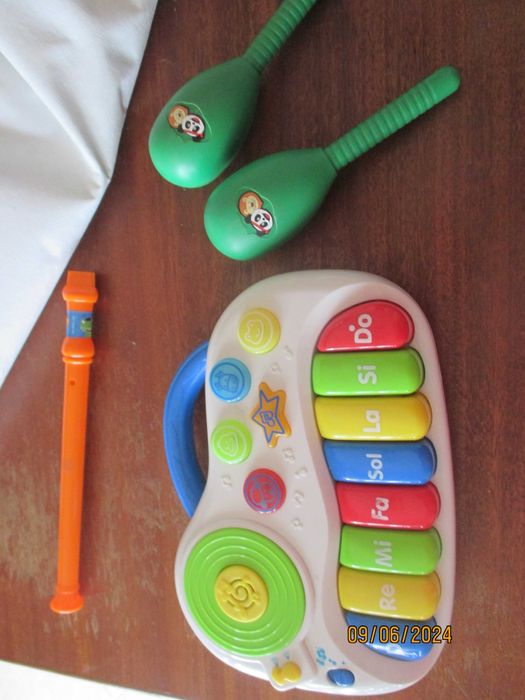 Diversos instrumentos musicais para criança