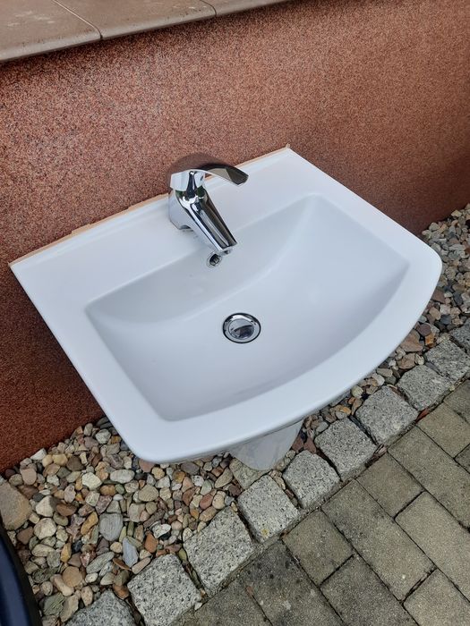 Umywalka CERSANIT z półpostumentem i baterią GROHE.