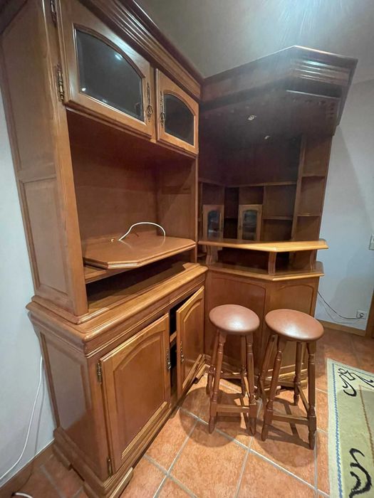 Armário com Bar, base para TV e arrumação