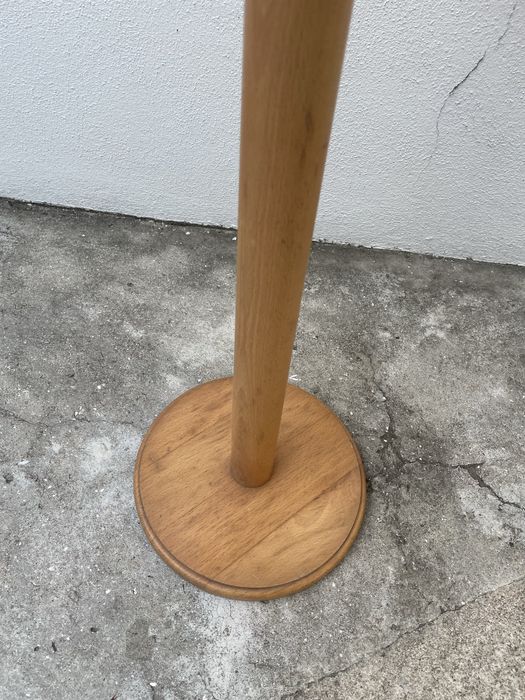 Manequim de criança com pé de madeira