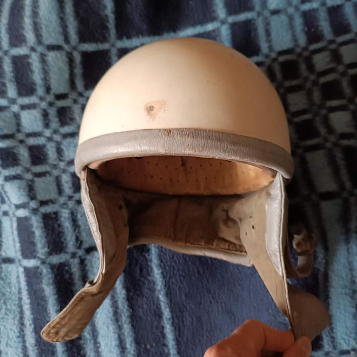 Duży Kask Orzeszek Nitron z szarą skórą z epoki PRL