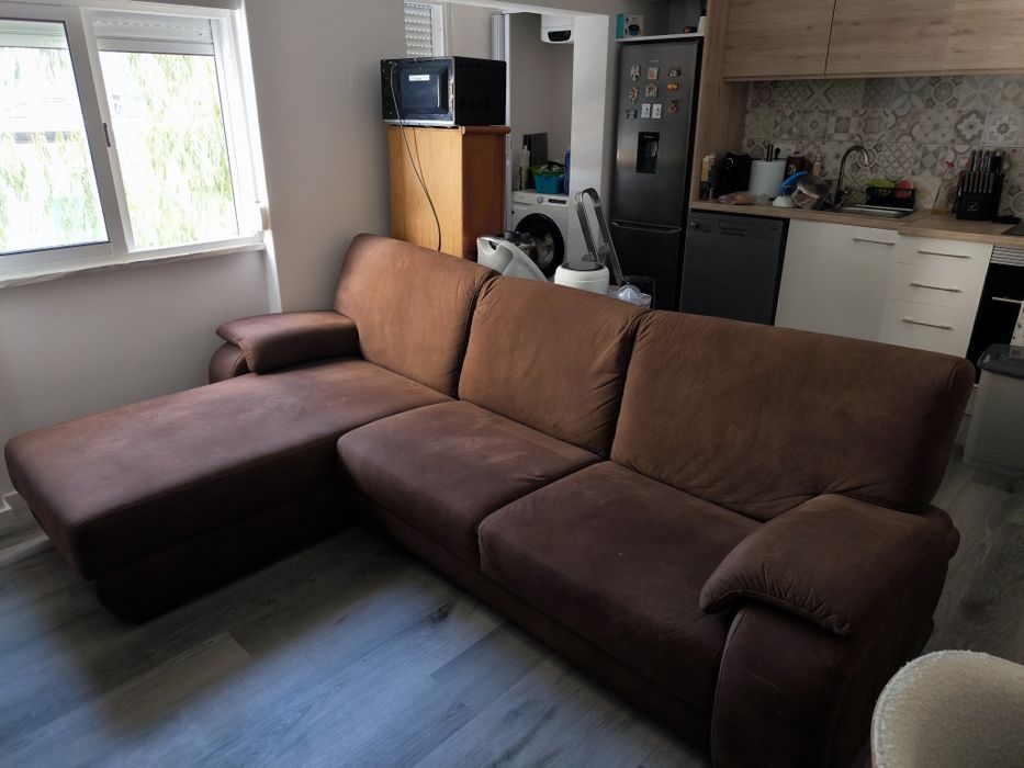 Sofá 3 Lugares com Chaise Longue Artauria – Castanho (Microcamurça)
