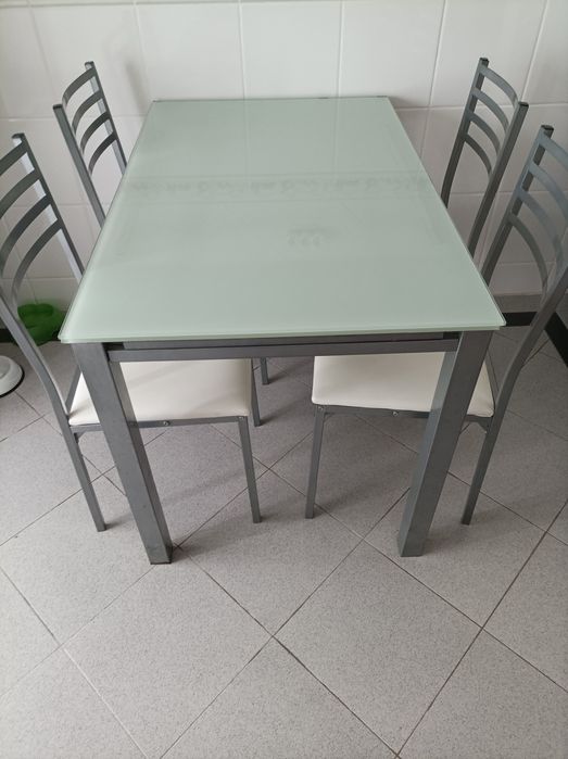 Mesa extensível+4 Cadeiras