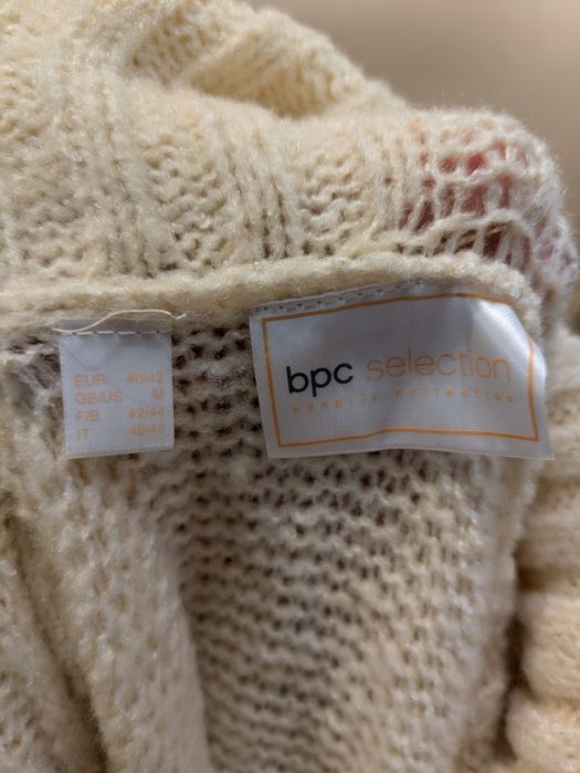 Długi sweter do noszenia na różne sposoby