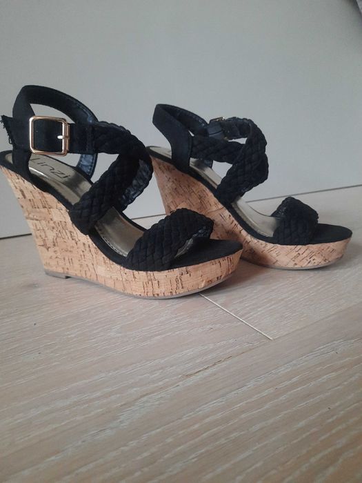 Zjawiskowe sandały czarne zamszowe włoskie Linzi 38