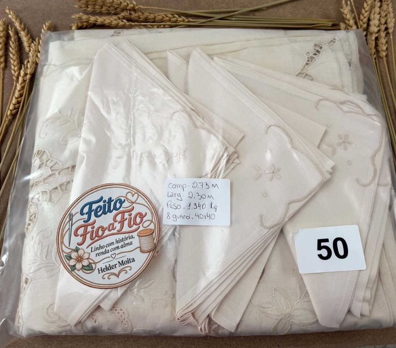Magnífica toalha em linho, inteiramente bordada à mão em linho, bordados artesanais