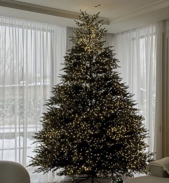 Гірлянда на ялинку, хвойна лапа, мішура, роса