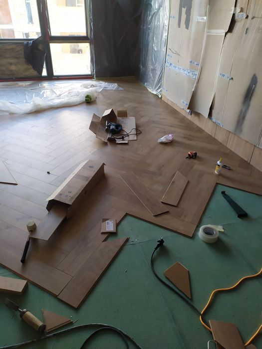 Монтаж напольних покриттів.